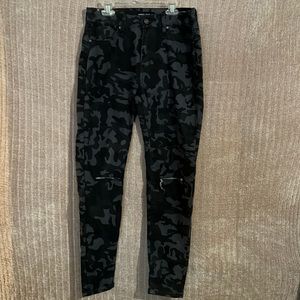 🌞3/$25 Hammer brand distressed camo jeans